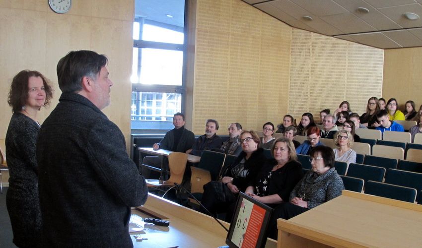 Wernisaż wystawy, Tomasz Nowak przemawia do uczestników wystawy